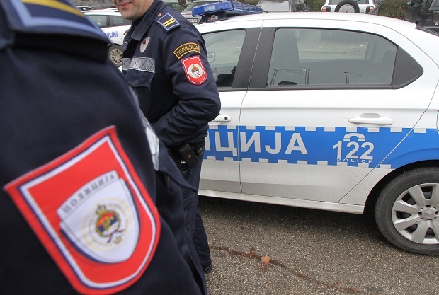 Драма у Бањалуци: Пијан насрнуо на полицију, полицајац пуцао према возилу